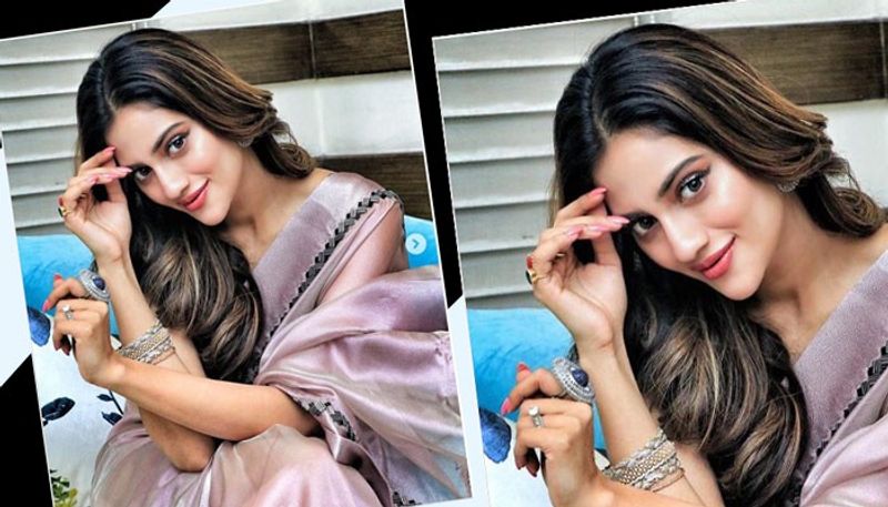 ভ্যালেন্টাইন্স ডে-তে লাল নয়, বরং বেগুনি শাড়িতেই নজর কেড়েছেন নুসরত।