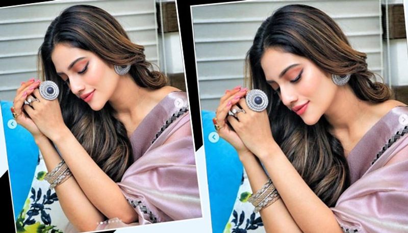 বেগুনি রঙের শাড়ি, তার সঙ্গে ম্যাচ করে জুয়েলারি, হাতে বড় আংটিতেই নজর কেড়েছেন অভিনেত্রী।