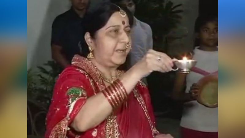शादी से पहले सुषमा का सरनेम शर्मा था। जिसे उन्होंने बाद में पति के सरनेम से चेंज कर लिया।