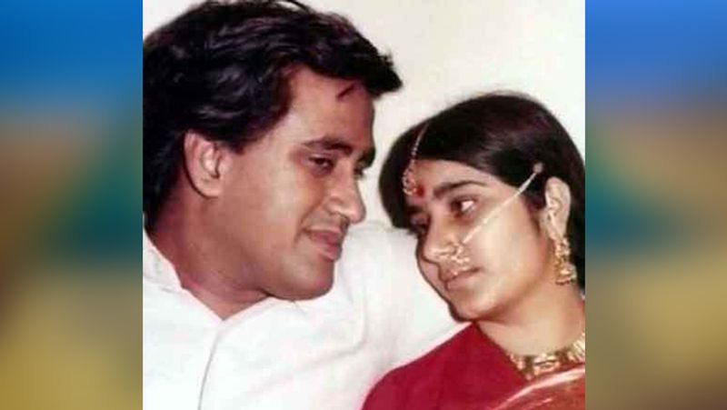 दोनों ने 13 जुलाई 1975 को शादी कर ली। इमरजेंसी के बाद ही सुषमा स्वराज बीजेपी से जुड़ गई थीं।