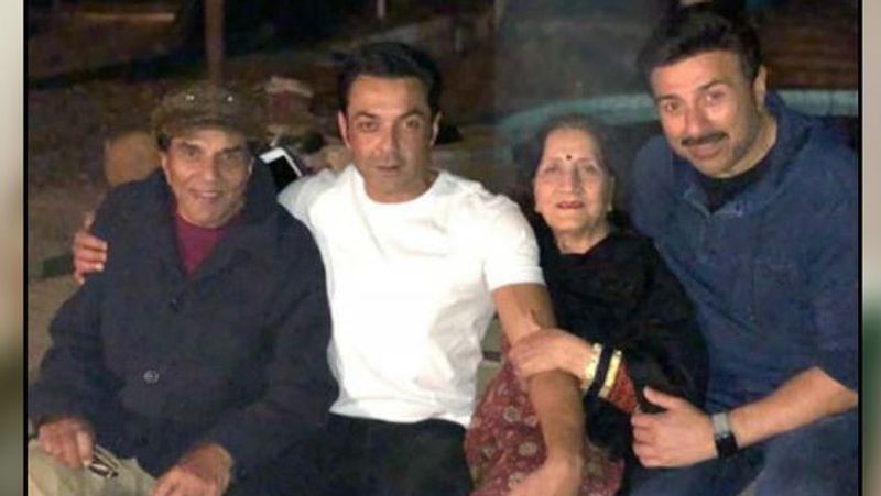 प्रकाश कौर ने कहा था, 'मैं जानती हूं कि हेमा को भी दुनियादारी का सामना करना पड़ रहा होगा। एक औरत होने के नाते मैं उनकी फीलिंग समझ सकती हूं, लेकिन यदि मैं हेमा की जगह होती तो वह कभी नहीं करती, जो उन्होंने किया'।
