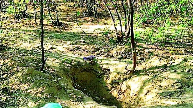 पुलिस ने गड्ढे से अभिषेक का कंकाल, जूते और हत्या में प्रयुक्त चाकू बरामद कर लिया। शव को कुत्तों ने नोच डाला था। सिर कुछ दूरी पर पड़ा मिला। (दोस्तों ने हत्या के बाद इसी गड्ढे में दफनाया था मृत छात्र अभिषेक का शव)