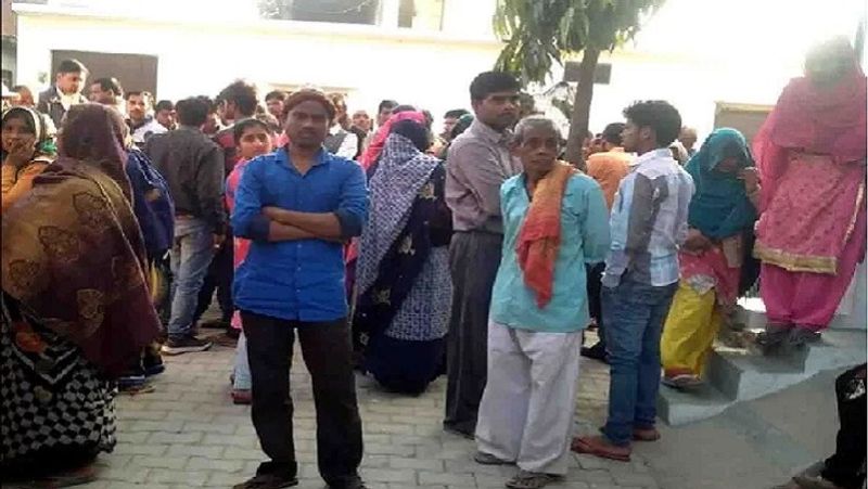 एसपी अमरेंद्र प्रसाद सिंह ने मीडिया को बताया कि इस सनसनीखेज मामले में आरोपी छात्रों के अलावा किसी पेशेवर के शामिल होने की आशंका है। सभी छात्रों से अलग-अलग पूछताछ हो रही है। पुलिस ने गड्ढे से अभिषेक का कंकाल, जूते और हत्या में प्रयुक्त चाकू बरामद कर लिया। (हत्या की जानकारी होने पर मृत छात्र अभिषेक के घर जुटे लोग)