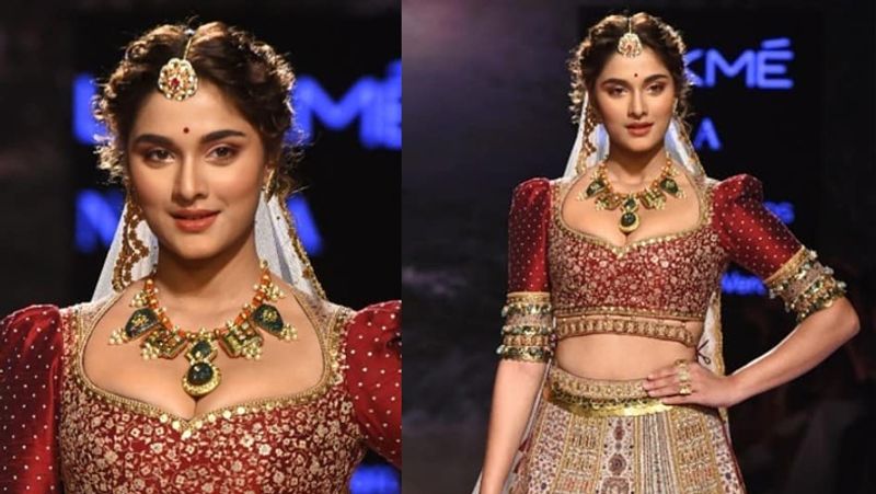 फैशन वीक के दौरान रैम्प पर वॉक करती सई मांजरेकर।