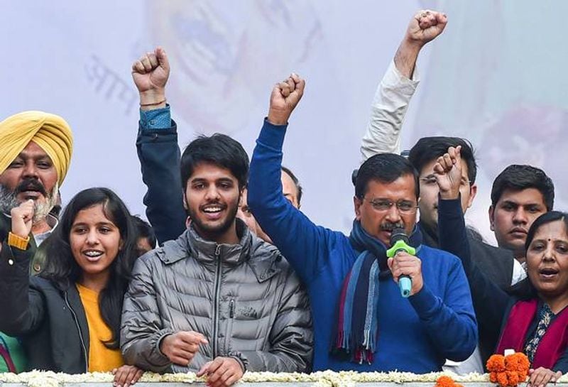 पूरी दिल्ली को दिया था न्यौता- 11 फरवरी को चुनाव जीतने के बाद अरविंद केजरीवाल ने शाम को भाषण दिया था, जिसमें उन्होंने पूरी दिल्ली को न्यौता दिया था।