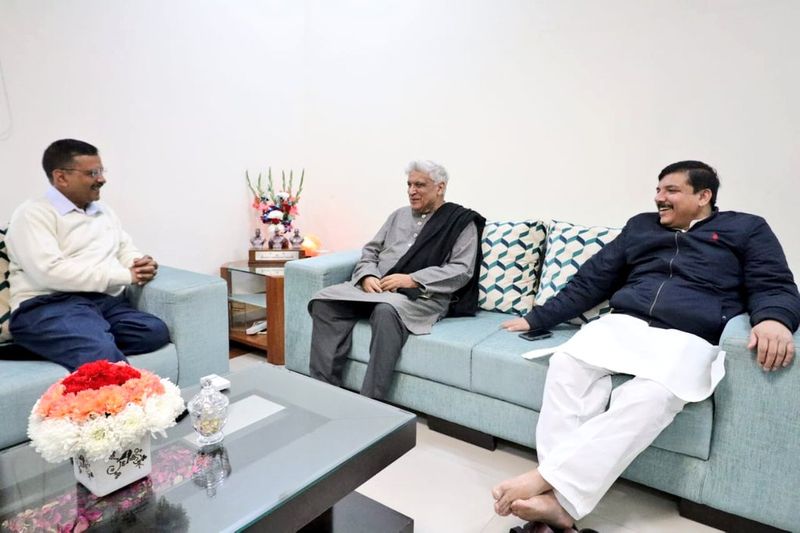 जावेद अख्तर ने शुक्रवार को अरविंद केजरीवाल से मुलाकात कर दिल्ली के विधानसभा चुनाव में जीत के लिए बधाई दी। अरविंद केजरीवाल से मुलाकात करने के पहले जावेद अख्तर राज्यसभा सांसद संजय सिंह को बधाई देने उनके घर पहुंचे।