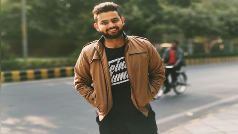 बीटेक की पढ़ाई पूरी करने के पश्चात ये एक कोचिंग संस्थान में फिजिक्स पढ़ाने लगे क्योंकि इनका मन पढ़ाई की तरफ से एकदम हट चुका था। परन्तु कोचिंग संस्थान में लगभग 2 वर्षों के पश्चात इनको यह आभास होने लगा कि वे इससे भी अच्छा कार्य कर सकते हैं और यहीं पर पहली बार इनके मन में आईएएस बनने का विचार आया।
वैभव बताते हैं कि, मैंने ये बात अपने परिवार वालों व अच्छे दोस्तों को बताई। सभी ने मेरा उत्साह बढ़ाया। लेकिन कुछ और लोग भी थे जिन्होंने ये कहा कि ऐसी चीज के लिए अच्छी नौकरी छोड़ना जिसकी कोई गारंटी नहीं है वो ठीक नहीं है। मेरे मन में कुछ तो उथल-पुथल हुई लेकिन मैंने साहस नहीं छोड़ा। मैने नौकरी से रिजाइन कर दिया।
