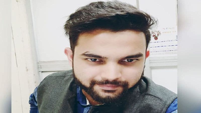 वैभव बताते हैं कि वो कई बार फेल हुए, ''मैंने खूब तैयारी की। लेकिन पहली बार होने के कारण मुझे एग्जाम का अंदाजा नहीं था। कोई ज्यादा समझाने वाला भी नहीं था। ऐसे में मै मेंस तक पहुंचने के बाद रिजेक्ट हो गया। मै टूट सा गया। उस समय मैंने सोचा कि कोचिंग की जॉब फिर से शुरू कर लूँ। लेकिन मेरे अपनों में मेरा हौसला बढ़ाया और फिर से तैयारी में लग गया। ''
वैभव इस सफलता को प्राप्त करने से पहले 8 दफा असफलता का भी सामना किये परन्तु उन्होंने कभी भी अपने भीतर नकारात्मकता को ठहरने ही नहीं दिया जिसका परिणाम यह हुआ कि अंततः उनको उनकी मंजिल मिल गयी। 