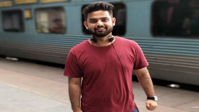 वैभव मूलतः राजधानी दिल्ली के रहने वाले हैं। वह समान्य परिवार से ताल्लुक रखते हैं। वैभव की शुरुआती पढ़ाई दिल्ली से ही हुई। उनकी पढ़ाई में कुछ खास दिलचस्पी नहीं थी। शुरुआत में वह पढ़ने में ठीक थे लेकिन धीरे-धीरे मन पढ़ाई से दूर होता गया। इसी कारण पढ़ाई के मामले में इनका प्रदर्शन हमेशा औसत ही रहा। इनका परिवार भी सामान्य परिवार ही था। वैभव ने बीटेक का कोर्स नेताजी सुभाष इंस्टीट्यूट से किसी तरह से 56% अंकों के साथ 5 वर्षों में पूरा किया था।