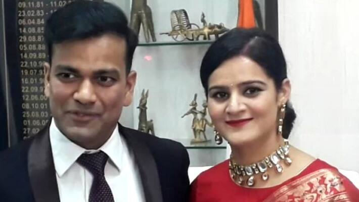 Officers tie knot in Valentines Day at Uluberia office Officers tie knot in Valentines Day at Uluberia office