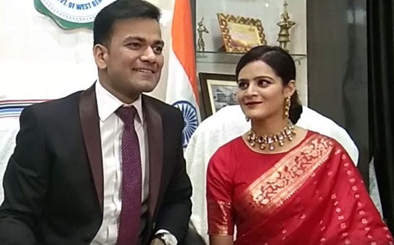 तुषार के प्रपोजल पर सिम्मी ने भी हामी भर दी और दोनों का वैलेटाइन डे शादी तक पहुंच गया। मैरिज रजिस्ट्रेशन के बाद दोनों अपने करीबियों की मौजूदगी में शादी के बंधन में बंध गए। इस दौरान तुषार ने साधारण कोट पैंट कपड़े पहने और सिम्मी ने लाल साड़ी पहन शादी के मौके को और खूबसूरत बना दिया।