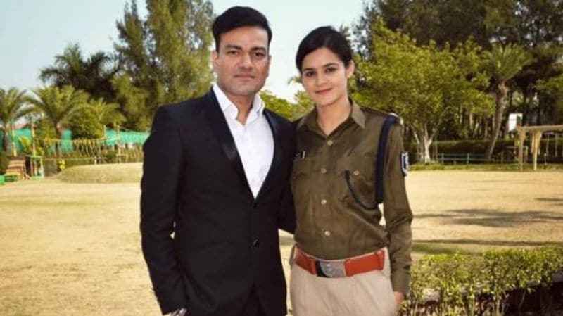शादी को लेकर जब सवाल उठे तो राज्य के मंत्री और हावड़ा जिले के अध्यक्ष अरूप रॉय ने जवाब दिया कि इसमें कुछ गलत नहीं है। रजिस्ट्री के जरिये शादी करना भी एक कानूनी प्रक्रिया है। इसलिए इसे लेकर कोई विवाद नहीं है कि सरकारी दफ्तर में शादी हुई। दोनों लोगों ने पंजीकरण के दस्तावेजों पर सिग्नेचर किया है।"