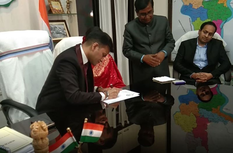 अरूप रॉय ने आगे कहा, "सरकारी दफ्तर में किसी भोज का आयोजन नहीं किया गया था। इस स्थिति में विवाद का कोई सवाल ही नहीं है। मुझे नहीं लगता कि सरकारी कार्यालय में दो लोगों की शादी में कोई समस्या है। यह मेरे लिए कोई अपराध नहीं है। शायद वह ड्यूटी पर थे, जिसकी वजह से उन्होंने कार्यालय में यह किया। इन दोनों ने शादी करने के लिए सिर्फ कागजों पर हस्ताक्षर किए लेकिन कोई उत्सव नहीं हुआ। इसलिए मुझे इसमें कुछ गलत नहीं लगता है।" सोशल मीडिया पर दोनों अधिकारी की इस अनोखी लव स्टोरी और शादी पर लोग प्यार बरसा रहे हैं। उन्हें देशभर से बधाई संदेश मिल रहे हैं।