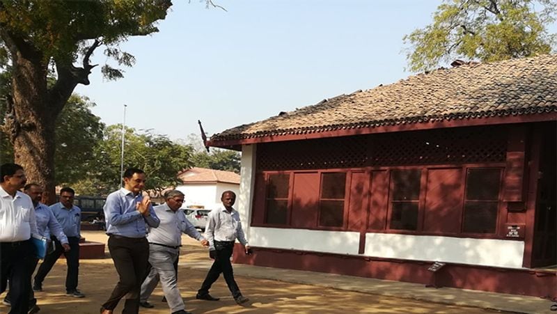 यात्रा पर 100 करोड़ रुपये होंगे खर्चः ट्रंप के भारत दौरे पर गुजरात सरकार दिल खोलकर खर्च कर रही है। दुनिया के सबसे शक्तिशाली देश के राष्ट्राध्यक्ष के स्वागत में पूरे अहमदाबाद शहर को दुलहन की तरह सजाया जा रहा है। ट्रंप की यात्रा से जुड़े शीर्ष सूत्रों के मुताबिक इस दौरान 100 करोड़ रुपये का खर्च आएगा। यही नहीं ट्रंप को अहमदाबाद में झुग्गियां न दिखे इसके लिए झुग्गियों को ढकने के लिए एक दीवार भी बनाई जा रही है।