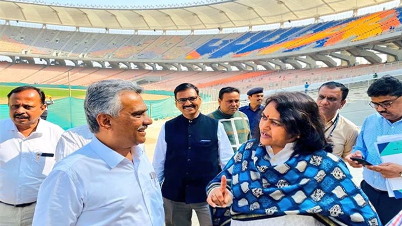 रुपाणी सरकार उठाएगी अधिकांश खर्चः अहमदाबाद नगर निगम ने कार्यक्रम स्थल और रास्तों को चमकाने के लिए 6 करोड़ रुपये आवंटित किया है। एक सरकारी अधिकारी ने बताया कि ट्रंप की यात्रा में आने वाले कुल खर्च को आयोजन के बाद निकाला जाएगा लेकिन इसके करीब 100 करोड़ रुपये रहने के अनुमान हैं।