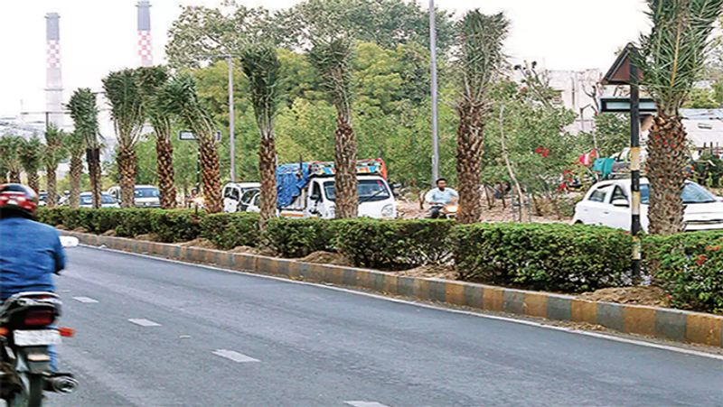 कड़ी सुरक्षा में खर्च होंगे 15 करोड़ रुपए अहमदाबाद नगर निगम के अधिकारियों ने बताया कि पूरे शहर के सड़कों की हालत सुधारने के लिए राज्य के बजट में 500 करोड़ रुपये का प्रावधान किया गया था। अब इसी फंड में से पैसा मोटेरा स्टेडियम, एयरपोर्ट और साबरमती आश्रम के आसपास की सड़कों को दुरुस्त किया जा रहा है। इतना ही नहीं ट्रंप की सुरक्षा में 12 से 15 करोड़ रुपए खर्च होंगे। मोटेरा स्टेडियम में आयोजित होने वाले 'केम छो ट्रंप' कार्यक्रम में जुटने वाले 1 लाख से अधिक लोगों के ट्रांसपोर्ट और नाश्ते पर 7 से 10 करोड़ रुपये का खर्च आएगा।