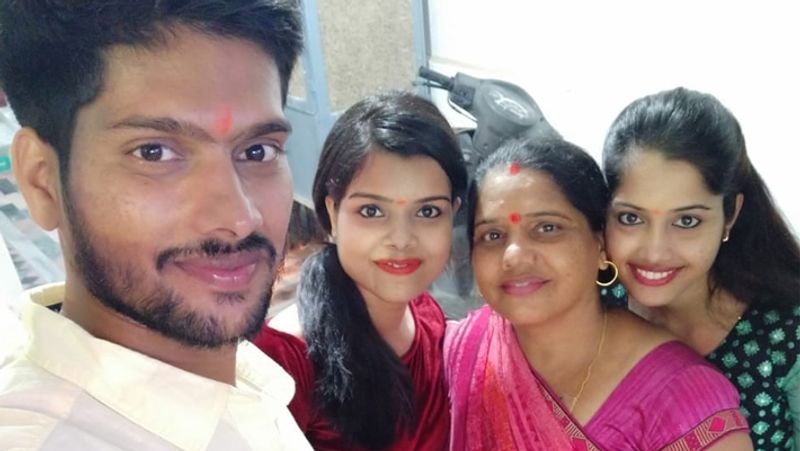 अमित बताते हैं "पापा की पोस्टिंग प्रयागराज में थी। उसी समय से हम लोग प्रयागराज में एक किराए के मकान में रहते हैं। मेरी स्कूलिंग प्रयागराज से ही हुई है। इंटरमीडिएट के बाद मैंने बीटेक किया और उसके बाद मैंने गुड़गांव की एक प्राइवेट कम्पनी में नौकरी कर ली।"