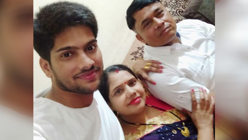 "पापा का शुरू से ही सपना था कि उनका अपना भी घर हो तो अच्छा है। लेकिन अहम चारों भाई बहन की पढ़ाई के आगे उन्होंने कभी अपने सपनो को हकीकत में बदलने की कोशिश ही नहीं की। वह पुलिस में थे इसलिए हमारे साथ कम ही रह पाते थे। लेकिन वह जब भी घर आते थे हम लोगों का हौसला बढ़ाते थे। मेरे दिल को शुरू से ये बात कोसती रहती थी कि मेरे पापा ने हम लोगों के लिए कितना त्याग और संघर्ष किया है।"