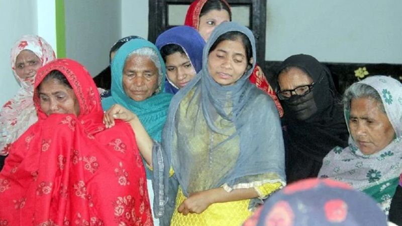 शव मिलने के बाद आसिफ ने पुलिस ने रिपोर्ट दर्ज कराते हुए आरोप लगाया था कि पत्नी की मानसिक स्थिति ठीक नहीं थी। इस वजह से उसने बच्चों की हत्या करने के बाद आत्महत्या कर ली।