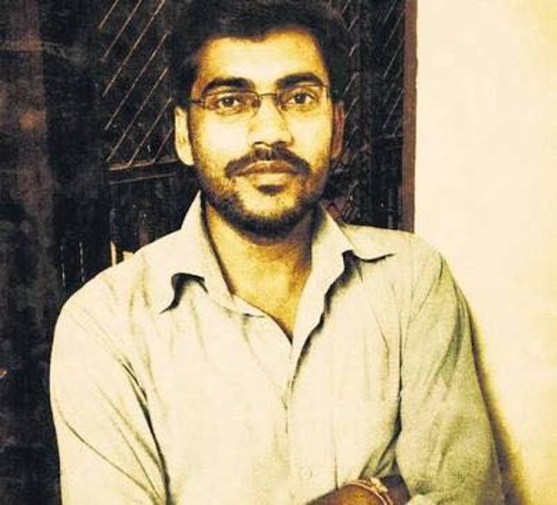 महज 15 बाई 40 फीट के छोटे से मकान में नीरीश अपने 3 भाई-बहनों और माता-पिता के साथ रहते थे। वो बचपन से ही पढ़ाई में काफी होशियार थे। निरीश के दोनों भाई शिक्षक हैं उन्होंने छोटे भाई को काफी प्रोत्साहित किया। अपनी जमा पूंजी देकर उसकी पढ़ाई में मदद भी की।