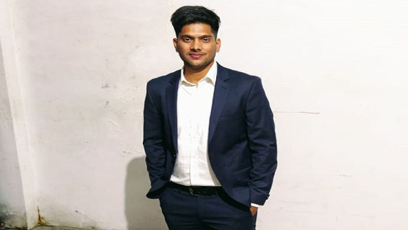"इसके बाद मैंने प्रयागराज में ही रहकर सिविल सर्विस की तैयारी का मन बनाया। मैंने प्रयागराज में सिविल सर्विस की तैयारी कराने वाली एक कोचिंग में बात किया तो वहां की फीस 1 लाख 40 हजार थी। बीटेक करने में ही पापा के काफी पैसे खर्च हो गए थे। मै कोचिंग की फीस देने में सक्षम नहीं था। इसलिए मैंने बगल में ही रहकर तीन सालों से सिविल सर्विस की तैयारी करने वाले संतोष यादव से बात की। उन्हें ही मै अपना गुरू मानने लगा। उन्होंने मेरी काफी मदद भी की।"