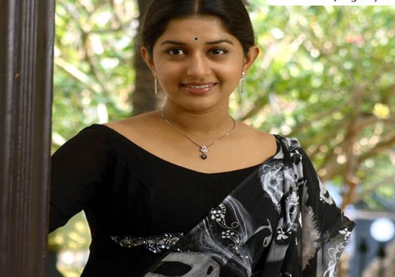 Meera Jasmine is the first Tamil actress to get a Golden Visa from uae