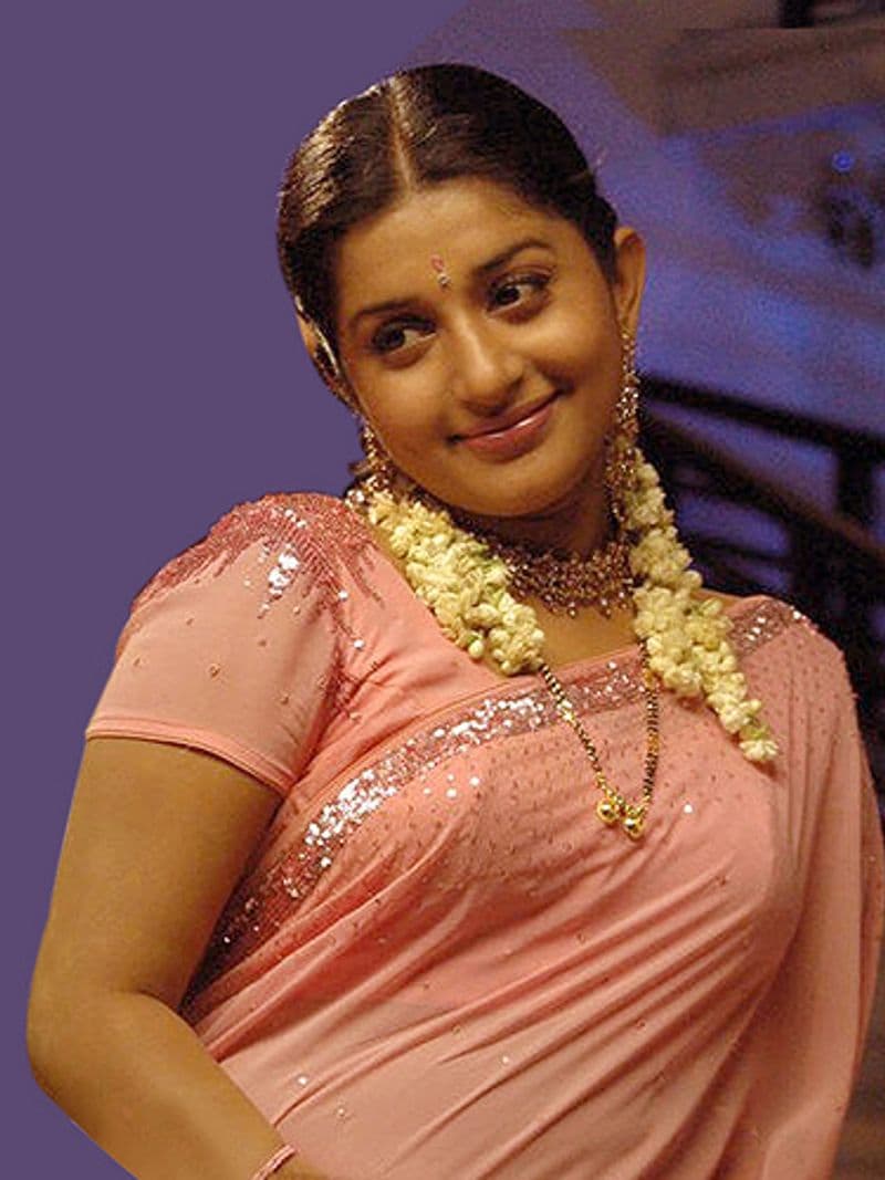 Meera Jasmine is the first Tamil actress to get a Golden Visa from uae