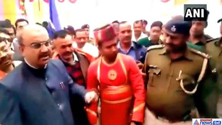 health minister mangal pandey says for suspension of a police officer who fails to recognize him pra health minister mangal pandey says for suspension of a police officer who fails to recognize him pra