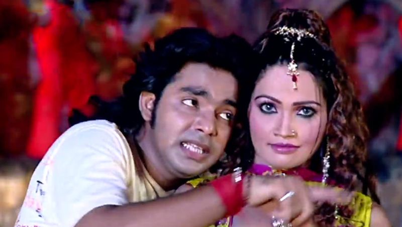 पवन सिंह का गाना 'लॉलीपॉप लागेलू' 2008 में रिलीज किया गया था। इससे उन्हें उनकी अलग पहचान मिली और वो रातों रात स्टार बन गए। पवन सिंह के इस गाने को उनकी 2010 में रवि किशन के साथ आई फिल्म 'देवरा बड़ा सतावेला' में भी उन पर फिल्माया गया था। इस गाने को पवन सिंह ने ही गाया था। इस गाने के बाद पवन सिंह को फिल्में ऑफर हुई और एक्टर भी बन गए। अब वो अपने हर गानों से धमाल मचा देते हैं।