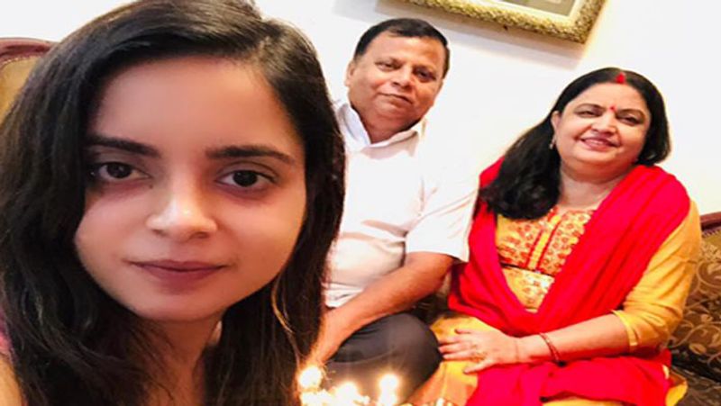 गरिमा के साथ एक ऐसा वाकया हुआ जिससे उन्हें पुलिस वालों से नफरत सी हो गई। गरिमा जब दिल्ली यूनिवर्सिटी में पढ़ाई कर रहीं थीं तो पढाई के दौरान वह एक मॉल से रात में हास्टल लौट रही थी। रात ज्यादा हो चुकी थी। तभी चेकिंग के लिए तैनात पुलिसवाले ने उनका रिक्शा रोक लिया। पुलिसवालों ने उनसे पूछा- रात में कहां से आ रही हो, कहां जाना है जैसे सवाल पूछने के बाद 100 रुपए का घूस मांगा। जब उन्होंने देने से मना किया तो वह परिवार को फोन कर रात में घूमने की शिकायत करने की धमकी देने लगा। थोड़ी बहस के बाद पुलिस वाले ने उन्हें जाने तो दिया।