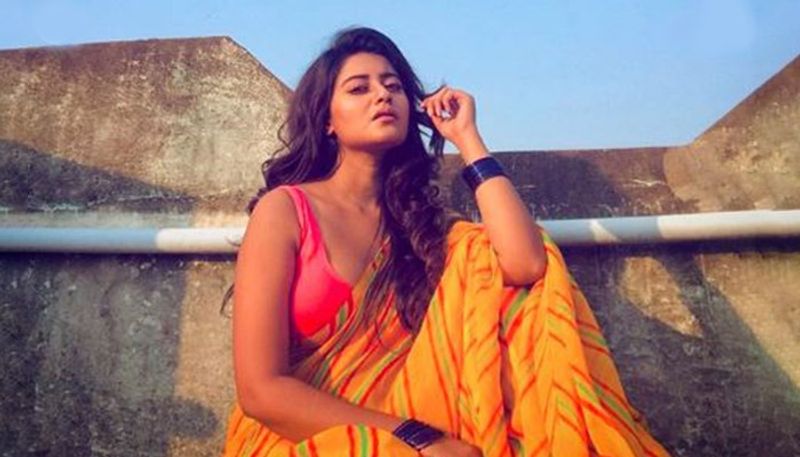 কিছুদিন আগেও নিজের প্রিয় সারমেয়ওকে কোলে বসিয়ে দুগ্ধপান করানোয় ভাইরাল হয়েছিলেন অভিনেত্রী।