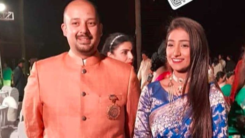 मोहिना की एक फोटो सामने है, जिसमें वे पति के साथ किसी शादी में नजर आ रही हैं। इस दौरान पिच कलर साड़ी में मोहिना रोमांटिक अंदाज में पति सुयश रावत के साथ नजर आ रही है।। बता दें कि मोहिना सिंह और सुयश रावत की शादी 14 अक्टूबर, 2019 को हुई थी।