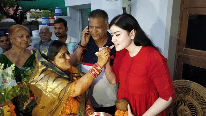 बता दें कि अंकिता के पिता राकेश शर्मा छत्तीसगढ़ के बिजनेसमैन हैं। जबकि मम्मी सविता शर्मा हाउसवाइफ हैं। अंकिता तीन बहने हैं।