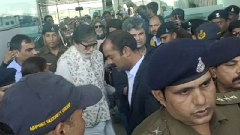 एयरपोर्ट पर भीड़ में घिरे अमिताभ बच्चन।
