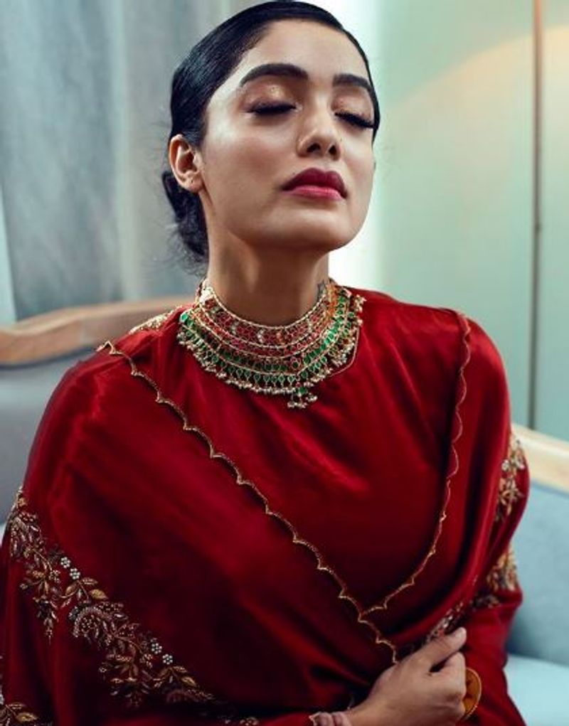 tamil heroines red color hot dress photo gallery