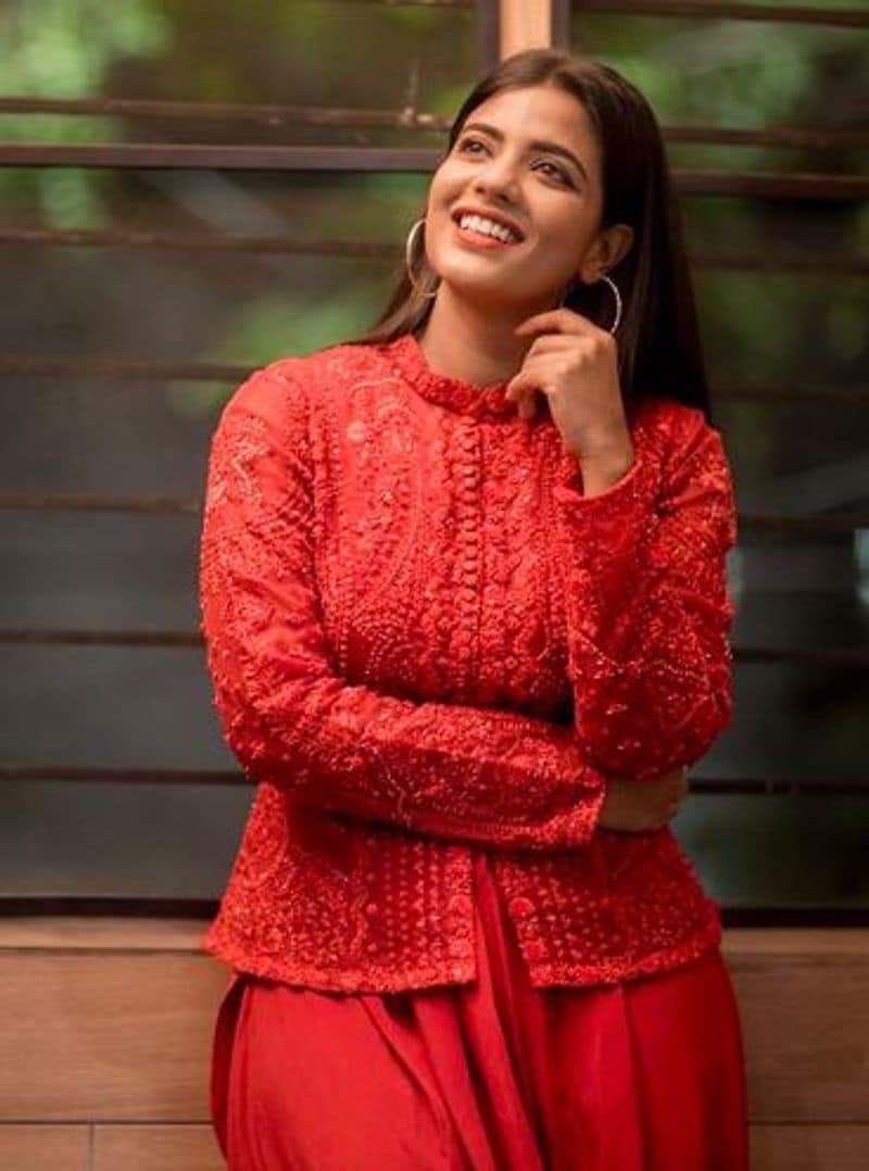 tamil heroines red color hot dress photo gallery