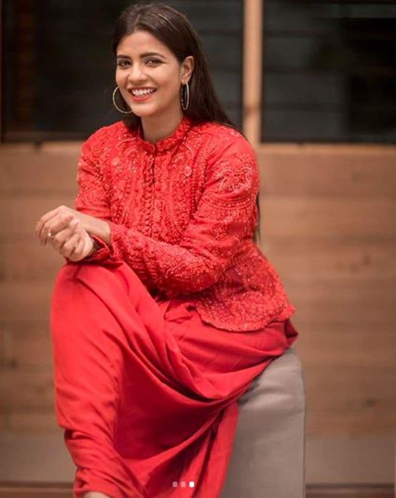 tamil heroines red color hot dress photo gallery