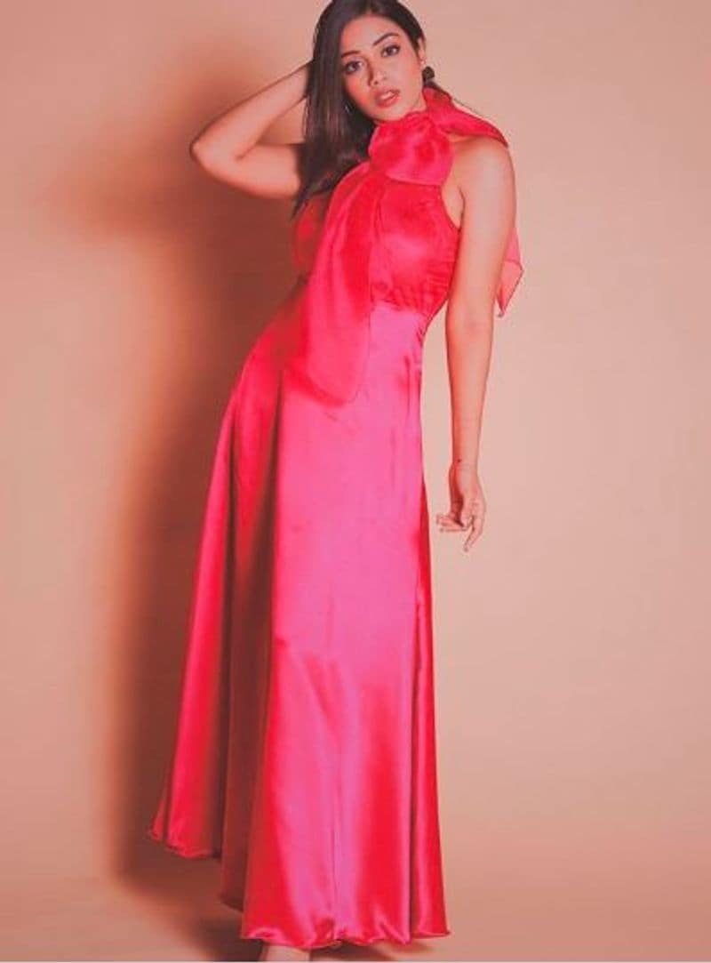 tamil heroines red color hot dress photo gallery
