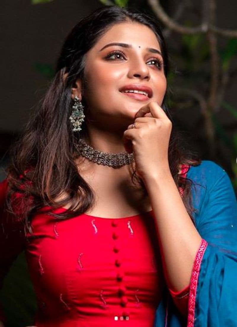 tamil heroines red color hot dress photo gallery