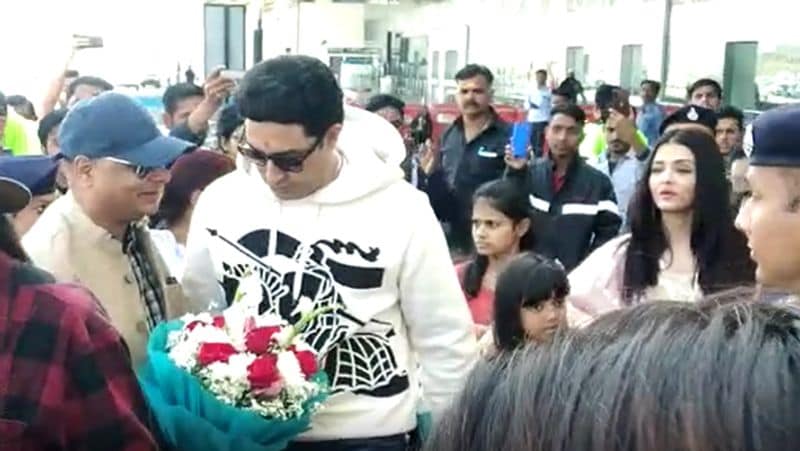 इस दौरान पापा अभिषेक ने बेटी आराध्या का एक पल के लिए भी हाथ नहीं छोड़ा।