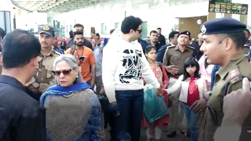 भोपाल एयरपोर्ट पर बच्चन फैमिली भीड़ में फंस गई थी। ये देख अमिताभ की पोती आराध्या घबरा गई। बेटी को घबराता देख मम्मी ऐश्वर्या भी परेशान हो गई। मां-बेटी को परेशान होता देख अभिषेक बच्चन ने दोनों को संभाला।
