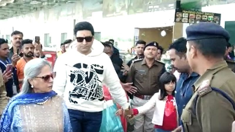बता दें कि जया को ये बिल्कुल भी पसंद नहीं है कि उनके कोई फोटोज क्लिक करें और उन्हें भीड़ घेरे।