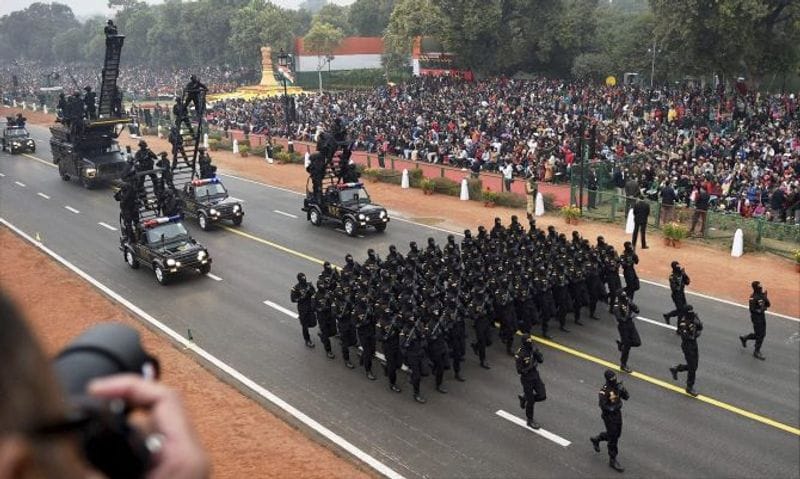 पीएम मोदी के साथ एसपीजी की एक दर्जन गाड़ियां होती हैं : SPG के जवानों के साथ पीएम के काफिले में एक दर्जन गाड़ियां होती हैं, जिसमें बीएमडब्ल्यू 7 सीरीज की सिडान, 6 बीएमडब्ल्यू एक्स3 और एक मर्सिडीज बेंज होती है। इसके अलावा मर्सिडीज बेंज ऐंम्बुलेंस, टाटा सफारी जैमर भी इस काफिले में शामिल होती है।