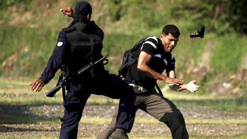 कई तरह की मार्शल आर्ट की कलाएं भी सिखाई जाती हैं। दुश्मन के हाथों से चाकू छीनकर कैसे उससे उसी का गला काटना है, ये खतरनाक तरीका भी इन कमांडोज को सिखाया जाता है।