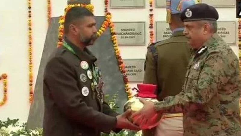 दरअसल 14 फरवरी को पुलवामा के शहीदों को श्रद्धांजलि अर्पित की गई थी। उनका शहीद स्मारक स्थल अर्पित बनाया गया तो वहां उमेश गोपीनाथ जाधव को भी बुलाया गया था। सीआरपीएफ ने उन्हें लिथपोरा में शहीद स्मारक स्थल के उदघाटन समारोह में विशेष अतिथि के रुप में बुलाया था। गोपीनाथ ने हर शहीद के घर जाकर वहां से उसकी मिट्टी लेने के लिए उन्होंने 61 हजार किलोमीटर की यात्रा की थी।