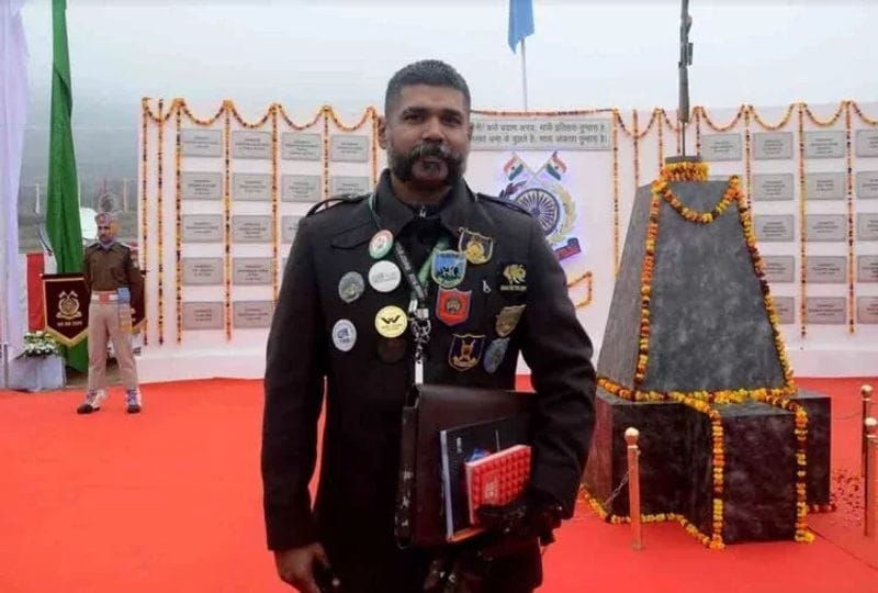 बता दें कि, श्रीनगर-जम्मू हाईवे पर दक्षिण कश्मीर में लिथपोरा, पुलवामा में 14 फरवरी 2019 की दोपहर को करीब तीन बजे जैश ए मोहम्मद के आत्मघाती आतंकी ने विस्फोटकों से भरी कार के साथ सीआरपीएफ काफिले पर हमला किया था। इस हमले में 40 सीआरपीएफ कर्मी शहीद हो गए थे।