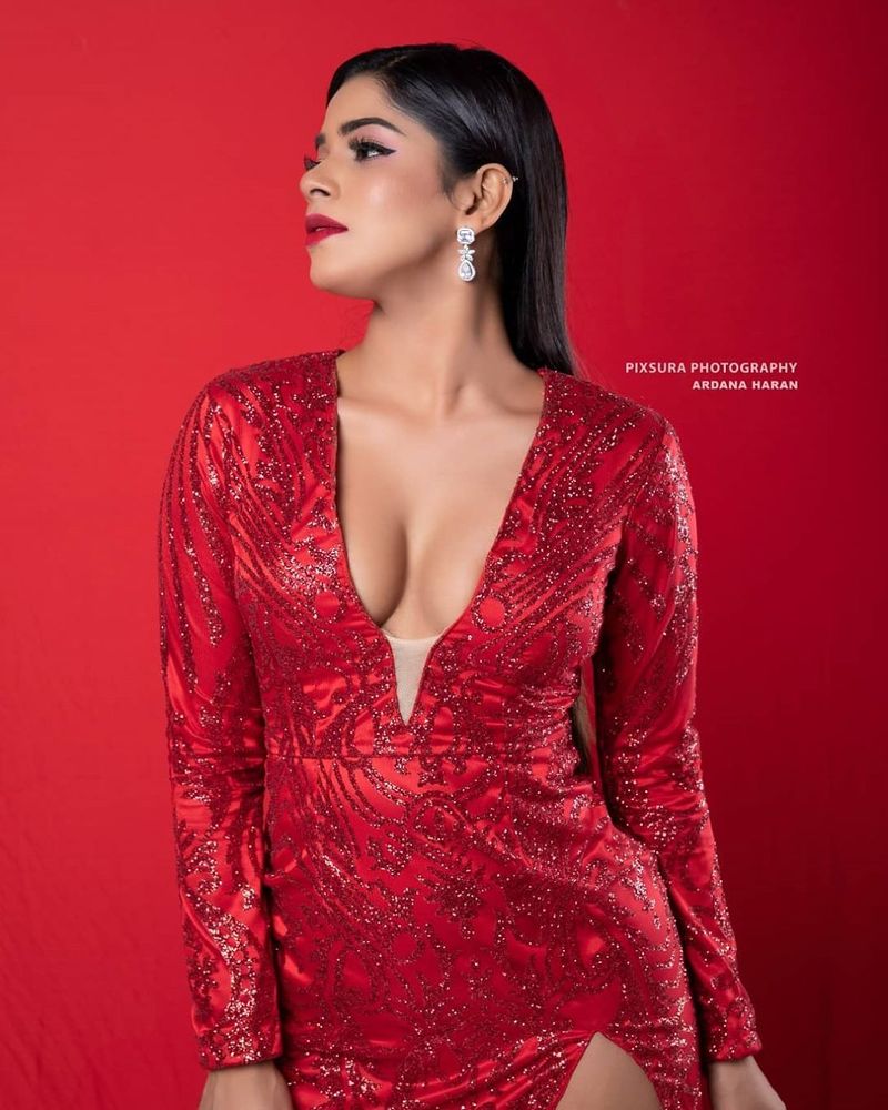 Bachelor Movie Heroine Divya Bharathi Hot Photos