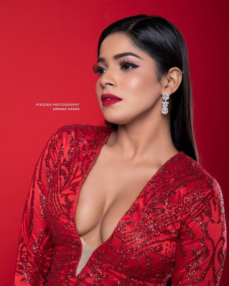 Bachelor Movie Heroine Divya Bharathi Hot Photos