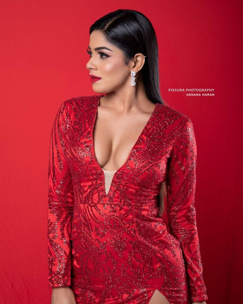 Bachelor Movie Heroine Divya Bharathi Hot Photos
