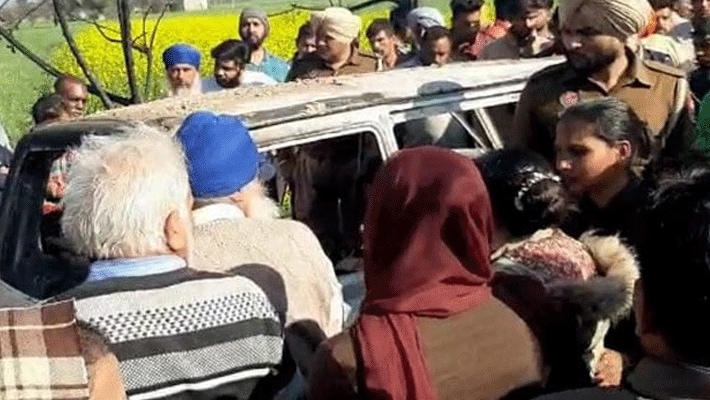 जानकारी के मुताबिक, हादसे का शिकार हुए बच्चे लोंगोवाल स्थित सिमरन पब्लिक स्कूल के थे। वहीं यह दर्दनाक हादसा जिला मुख्यालय संगरूर से 20 किलोमीटर की दूरी पर हुआ।